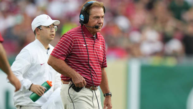 September 16, 2023, Tampa, Florida, USA: September 16, 2023: Alabama Crimson Tide head coach Nick Saban walk to chat with his team during a timeout during the game between the Alabama Crimson Tide and the South Florida Bulls at Raymond James Stadium in Tampa, Florida. Tampa USA - ZUMAj102 20230916_fap_j102_021 Copyright: xPeterxJoneleitx  